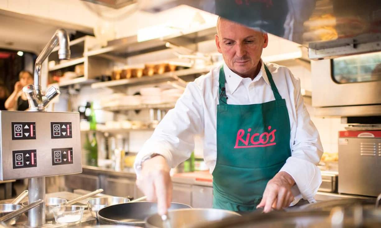 Rico ZandonellaInhaber, Küchenchef «Rico’s»Der Tessiner hat das Lebenswerk seines Lehrmeisters Horst Petermann nicht einfach nur weitergfüht, sondern er hat daraus etwas Eigenes gemacht. Mit Erfolg: Der Gastroführer «Gault Millau» hat den Küchenchef von «Rico’s» in Küsnacht ZH zum «Koch des Jahres 2017» erklärt. Bilder: Keystone/PR