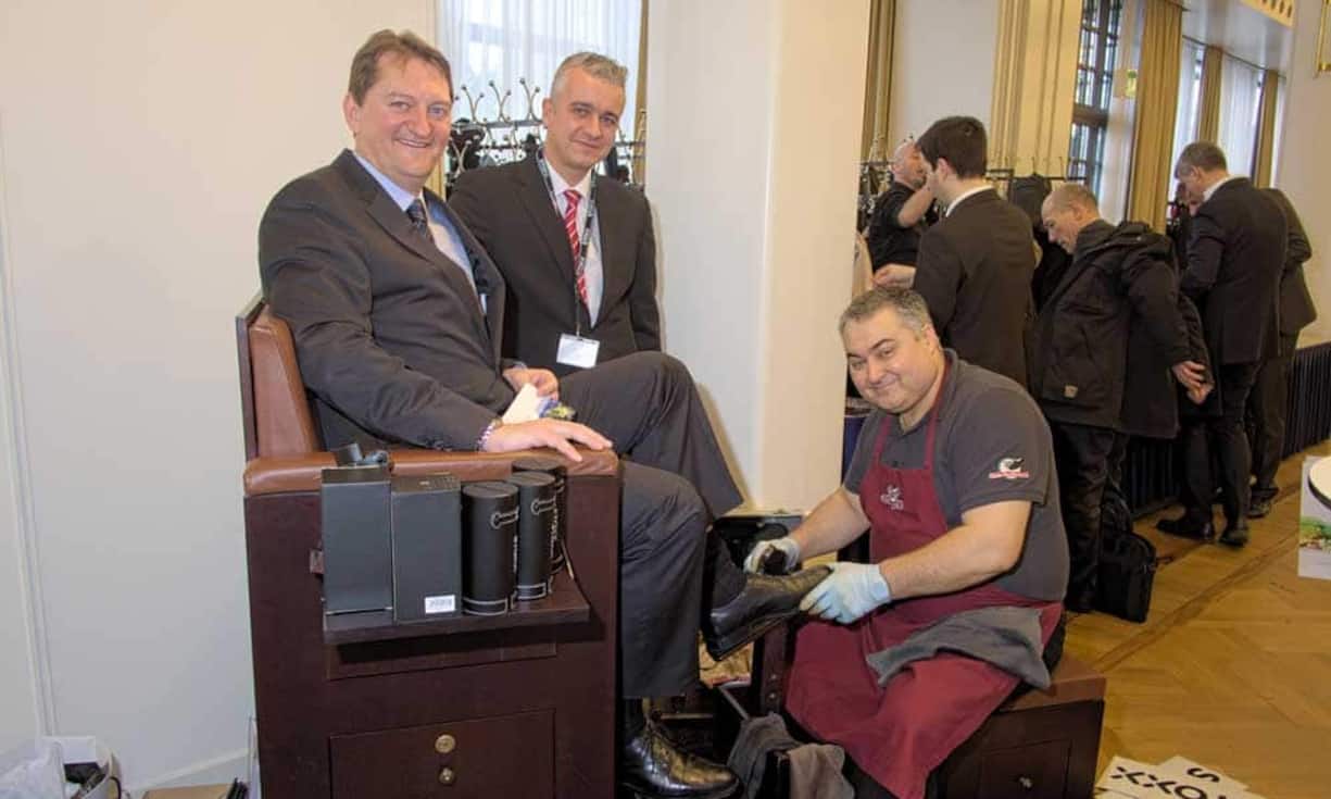 Schuhpolitur für den grossen Auftritt am Stand von STOXX: 
André Buck, Executive Director, SIX Swiss Exchange AG;
Denis Meier Fehr, Director, STOXX Ltd.;
Turan Balci, Owner, Classic Shoe Shine Service München