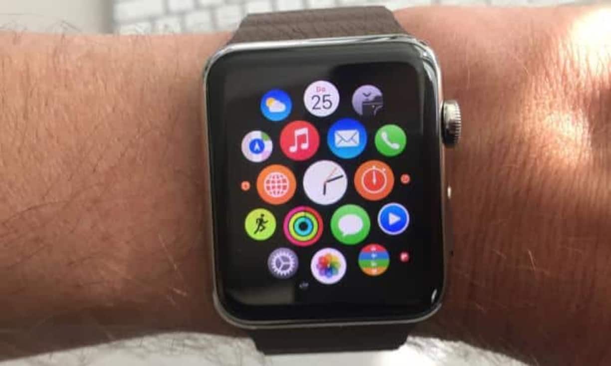 Schwäche: Das Display ist für einen Touch-Screen sehr klein. Das ist auch bei der grösseren Variante mit einem 42-Millimeter-Display der Fall. Somit sind auch die runden Apps winzig. Treffsicherheit mit dem Finger ist also gefragt.