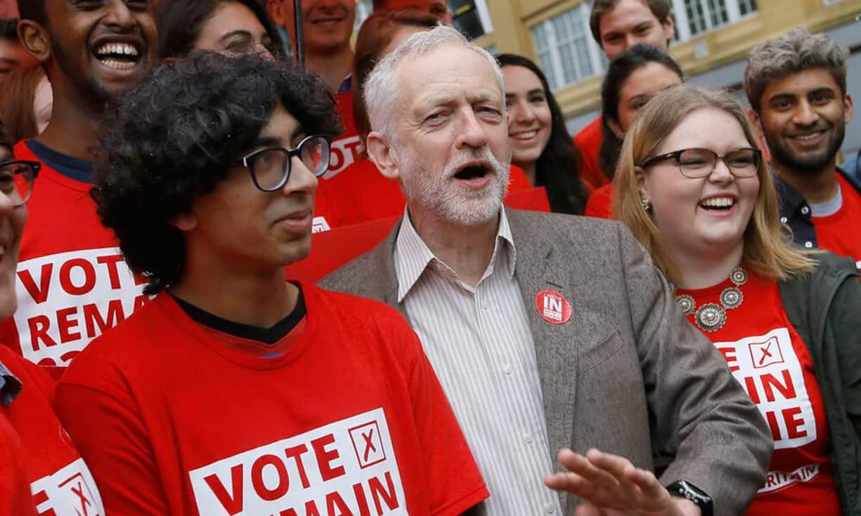 Jeremy Corbyn: Ein waschechter EU-Fan ist auch der linke Labour-Chef nicht. In der Vergangenheit reihte er sich eher unter den EU-Skeptikern ein. Auch jetzt spricht er von Mängeln und Schwächen der Union. Doch es gebe keine Alternative: Man könne die EU nur reformieren und verbessern, wenn man dabei sei. Daher kämpft Corbyn jetzt für den Verbleib. Doch er ist angeschlagen, jüngst musste Labour bei Regional- und Kommunalwahlen Schlappen einstecken.