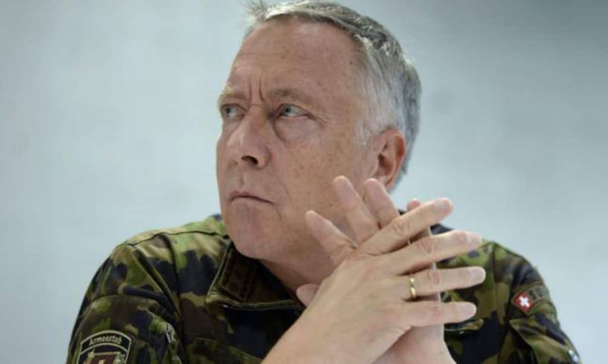 Amtsdirektoren sind in der Regel mindestens in der Lohnklasse 34 eingeteilt, so etwa André Blattmann, seit 2009 Chef der Schweizer Armee. Aktuell sind 126 Bundesangestellte so eingestuft. Das heisst: Maximaler Jahreslohn ist fast 256'000 Franken. Das ist deutlich mehr, als Angela Merkel verdient. Die deutsche Bundeskanzlerin wird mit rund 235’000 Franken entschädigt. Bilder: Keystone