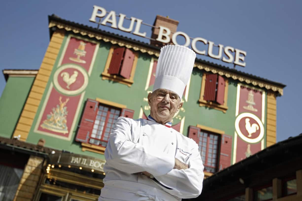 PAUL BOCUSE Er war wohl der erste Koch, der es zu internationalem Ruhm als Person brachte. Präsentierte sich gern ausgiebig seinen Gästen, sodass sich manche fragten, ob er noch selber am Herd stehe.