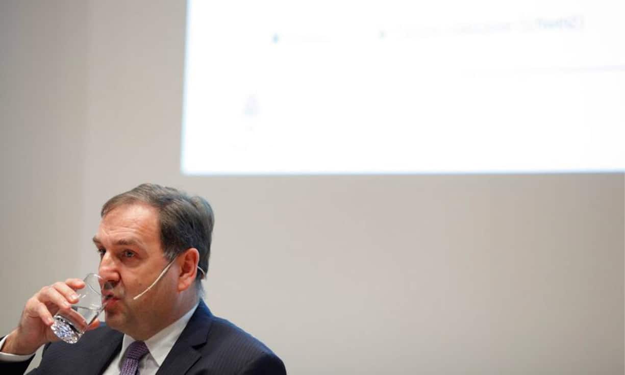 … der damalige Sarasin-CEO Joachim Strähle, heute CEO von EFG International, als Chef vorgesehen war. Als Vincenz 2012 mit dem Kauf der Privatbank Notenstein auch auf dem ureigensten Feld von Vontobel tätig wurde, war das Vertrauen endgültig weg. Der Zwist endete vor Schiedsgericht. Der Zwist mit Vincenz könnte durchaus nochmals neu aufleben, galt dieser doch auch als Interessent für den Job als Präsident der Bankiervereinigung.