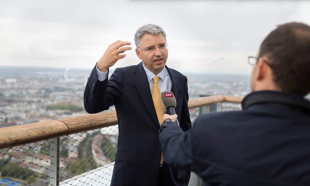 Platz 2: Severin Schwan - CEO von Roche
Der Pharmariese ist an der Börse ein solider Wert - aber auch nicht mehr. Severin Schwan kam trotzdem gut weg: Sein Lohn betrug 12,3 Millionen Franken, dies ist 8 Prozent weniger als das Jahr zuvor.