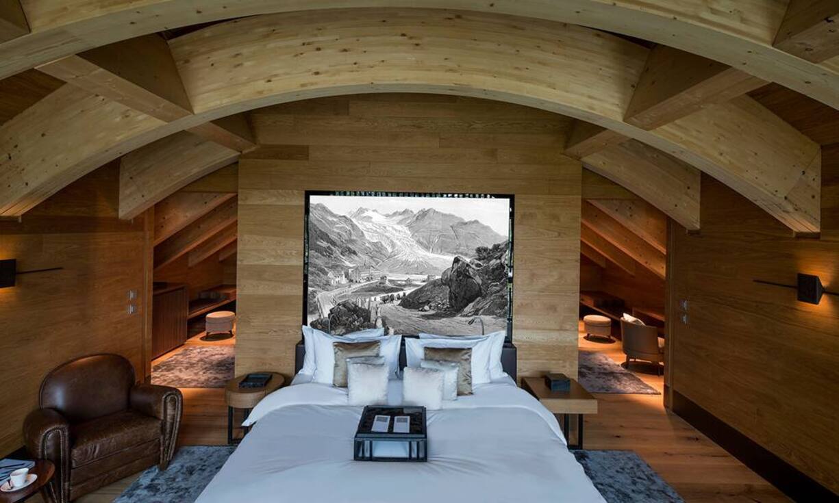 Platz 8 (11): The Chedi, AndermattDas Chedi ist mit seiner Symbiose aus alpinem Chic und asiatischer Grandezza eine Destination für sich. Die öffentlichen Räume präsentieren sich in tempelartigen Dimensionen, hochwertige Naturmaterialien und warmes Licht schaffen mondäne Behaglichkeit. Das Team um Jean-Yves Blatt vermittelt den Gästen das gute Gefühl, dass sie keinen anderen Gedanken haben als deren Wohlergehen.The Chedi