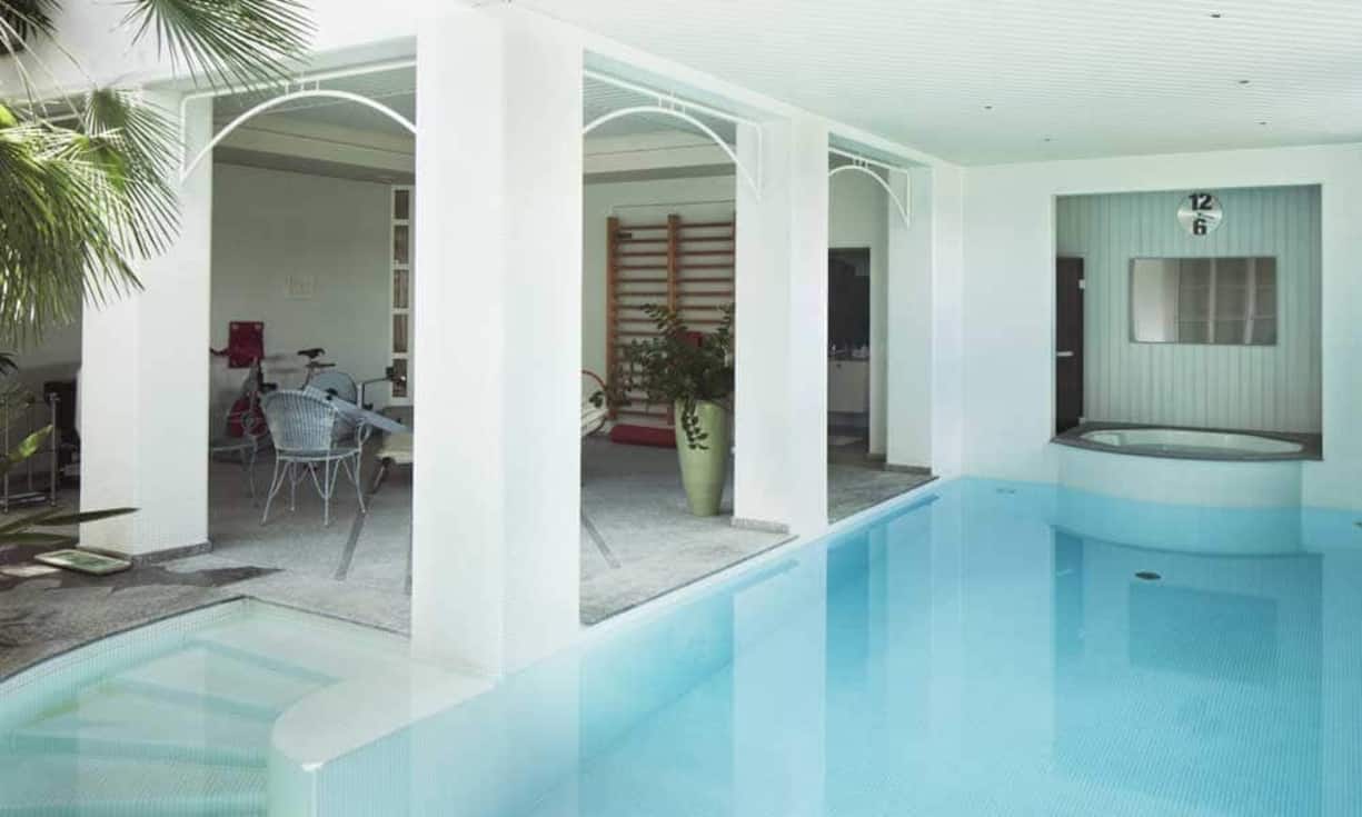 Im Untergeschoss findet sich eine kleine Spa mit Indoorpool und einem mediterran bepflanztem Atrium.