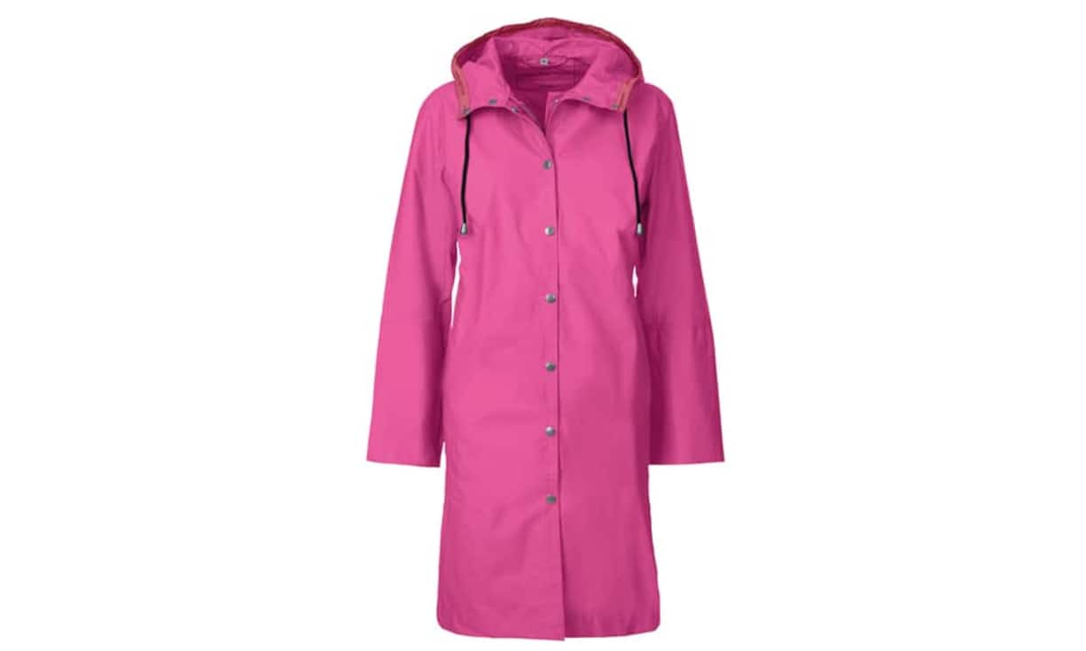 Statement: Ilse Jacobsen Die neusten Jacken der Saison für Mann und Frau: Diese pinke Regenjacke aus PVC ist eine modische Kampfansage an trüben Regentagen. Feuchtigkeit hat hier keine Chance dank der verklebten Nähte und einer festen Kapuze inklusive Süd-Wester-Hut. Preis 156 Franken