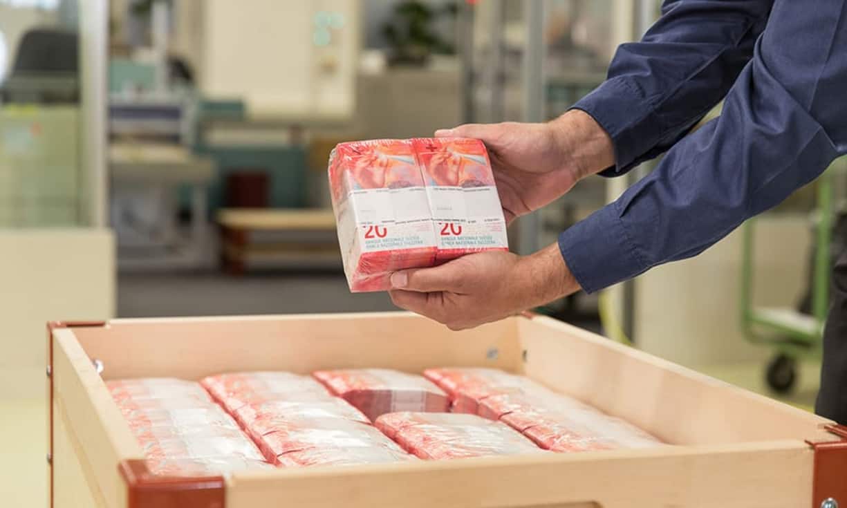 Am 10. Mai präsentierte die Schweizerische Nationalbank die neue 20er-Note. Vorher waren nur Entwürfe der neuen Noten der Künstlerin Manuela Pfrunder veröffentlicht. Wie die tatsächliche Note aussieht, blieb geheim. Nun ist das grosse Geheimnis gelüftet.