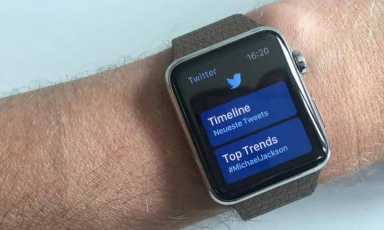 Auch bei Twitter ist das Absetzen von selbst geschriebenen Tweets nicht möglich. Anzeigen lässt sich etwa die Timeline. Kurznachrichten kann man auf der Uhr retweeten oder favorisieren. Antworten lässt sich nur mit einer Sprachnachricht oder Emojis.