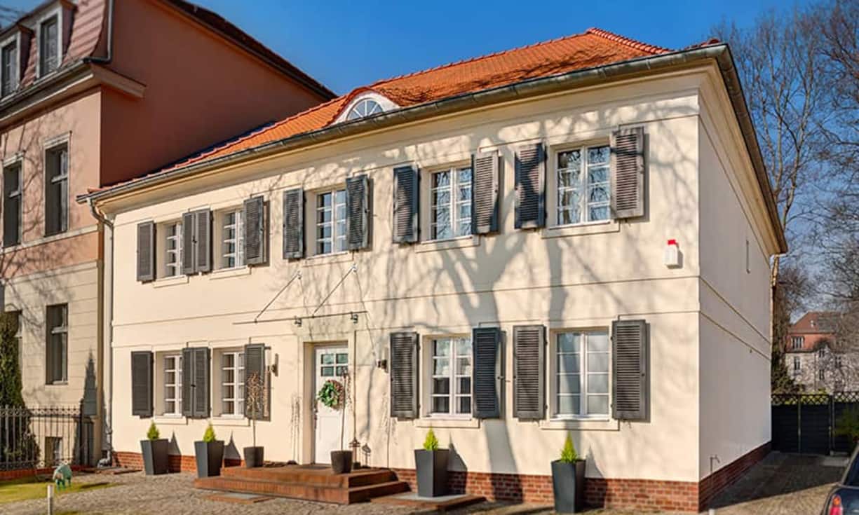 Die Villa «Cecilienhof» am Schlosspark liegt unweit des Heiligen See an dem unter anderem auch Modeschöpfer Wolgang Joop und Moderator Günther Jauch wohnen.
Peyton Robert Neubauer