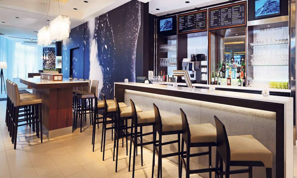 Der Kölner Neubau ist das 45. Courtyard-Hotel des US-Konzerns in Europa und das zweite Haus nach dem im vergangenen Jahr eröffneten «Courtyard by Marriott Aberdeen Airport» im neuen «Look & Feel». Das «Courtyard by Marriott Köln» im Kunibertsviertel hat 236 Zimmer. Das Design, bei dem Produktivität und Technologie im Vordergrund stehen, ist auf die Bedürfnisse der Geschäftsreisenden von heute abgestimmt.
Standardzimmer mit Frühstück ab 95 Euro pro Nacht