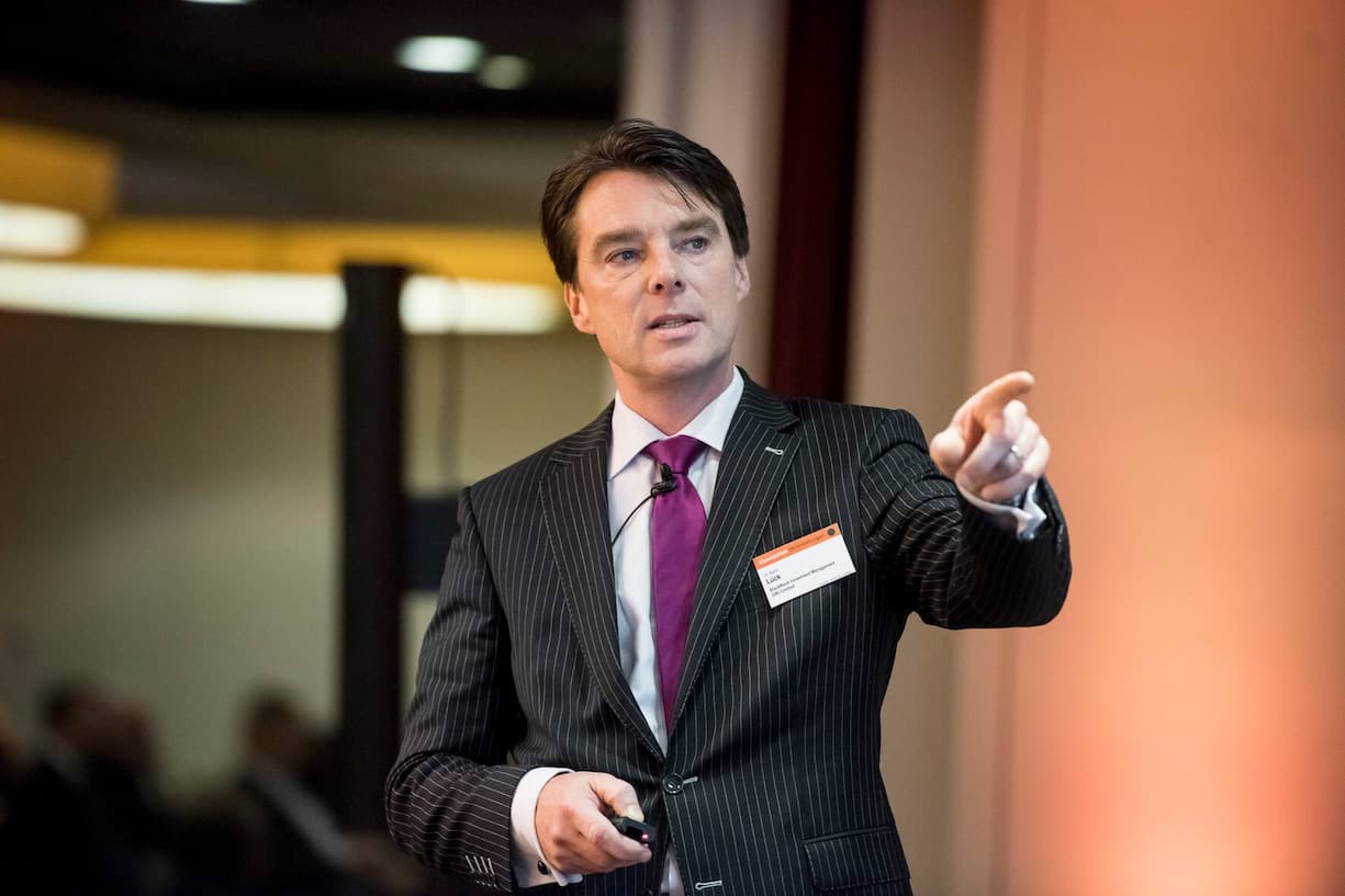 Martin Lueck , BlackRock , Chief Investment Strategist Deutschland, Oesterreich und Osteuropa,  in Berlin am 09.12.2015 . Wirtschaft Portrait Portraet .  [es gelten meine AGB - Veroeffentlichung nur gegen Honorar (zzgl. 7% MWSt.) und Namensnennung copyright by: Marc-Steffen Unger  Tel: 01715353875 Kto.Nr.: 26432245 BLZ: 37050198 S t a d t s p a r k a s s e  K o e l n ]  [#0,26,121#]