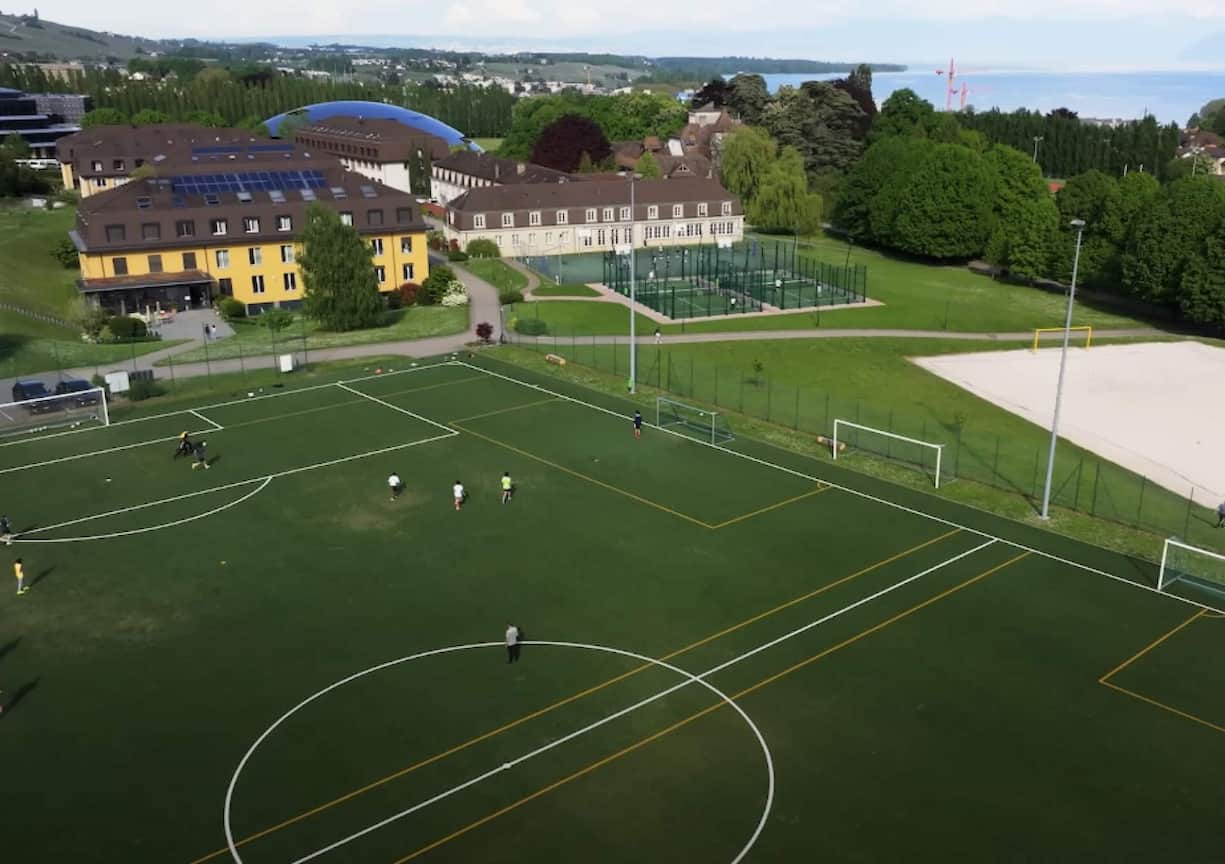 Zur Schule gehören etliche Sportplätze.