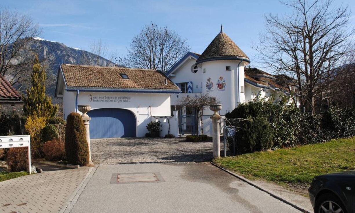 Im Jahr 1992 wurde die herrschaftliche Villa mit schlossähnlichem Charakter in Bonaduz GR errichtet. Das auf einem grosszügigen Grundstück positionierte Objekt bietet einen hohen Ausbaustandard.