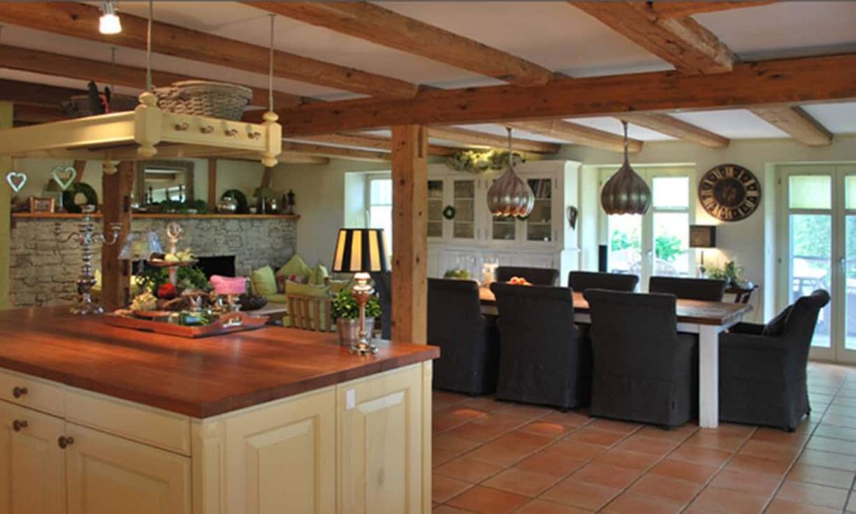 Die Wohnebene verfügt über eine offene Landhausküche, die in den Essbereich übergeht mit...