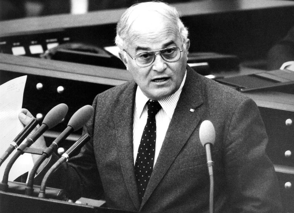 Der CDU-Abgeordnete Rainer Barzel haelt hier das Koalitionsprogramm von CDU, CSU und FDP bei seiner Begruendung des Misstrauensantrags gegen Bundeskanzler Helmut Schmidt am 1. Oktober 1982 im Bundestag. Der fruehere CDU-Parteichef und ehemalige Bundestagspraesident Rainer Barzel ist tot. Der langjaehrige Unionsfraktionschef im Bundestag starb im Alter von 82 Jahren nach langer, schwerer Krankheit, wie eine Parteisprecherin am Samstag, 26. August 2006, der AP in Berlin sagte. (AP Photo/hl)