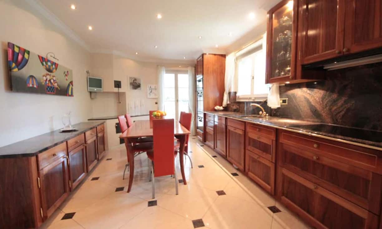 Die aussergewöhnliche Küche inklusive Foodcenter und das Büro mit eigenem Balkon vervollständigen diese Wohnebene.