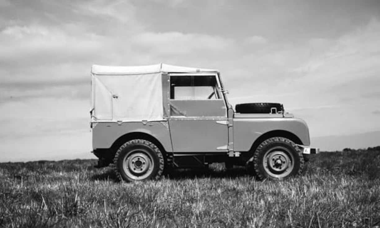 1948: Dem Vorbild Jeep nachempfunden: Der Land Rover (heute Defender genannt) wurde über zwei Millionen Mal gebaut.