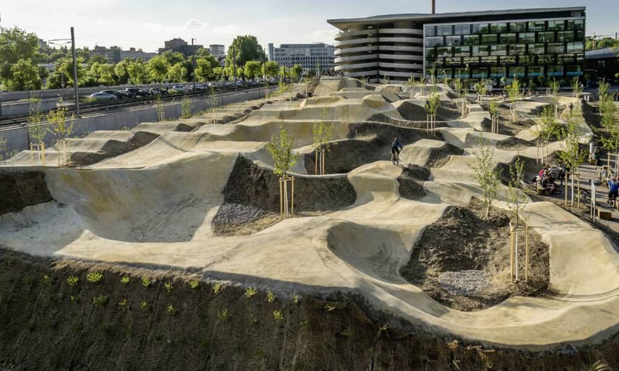 Der Pumptrack als Rundkurs ist meist aus Erde oder Lehm geschaffen.
