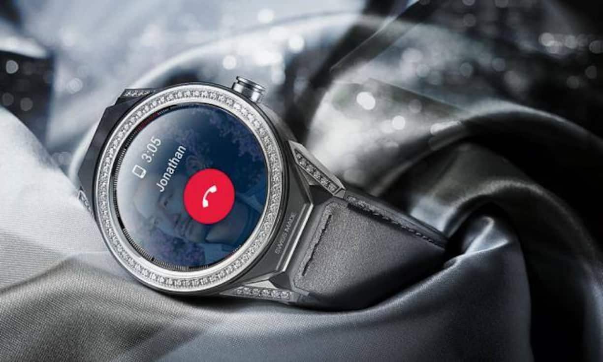 Die Uhr wurde mit Intel entwickelt, verfügt über GPS und einen NFC-Sensor für Zahlungen, bietet einen Amoled-Bildschirm sowie 330 verschiedene Zifferblätter zum Austausch.