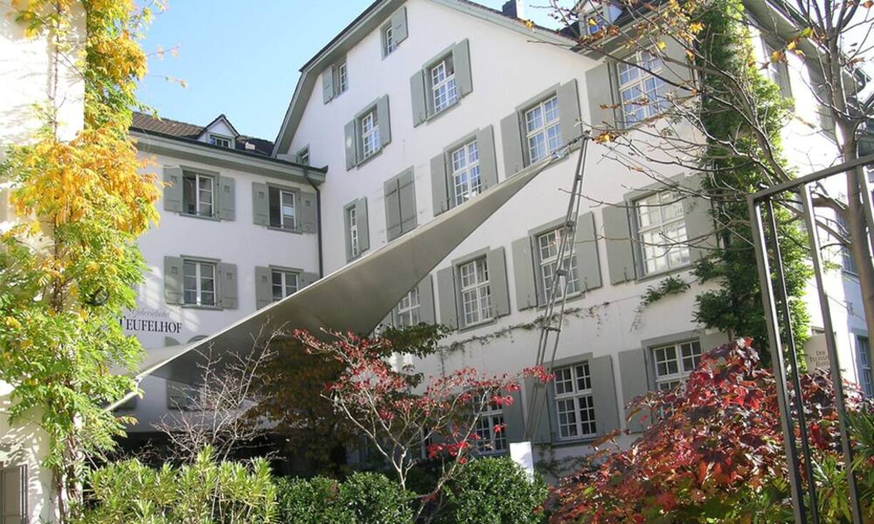 Rang 5: Der Teufelhof, Basel. Inmitten der Altstadt und nur wenige Gehminuten von allen Sehenswürdigkeiten und Musseen entfernt erwartet der Teufelhof in Basel mit eleganten Unterkünften, schöner Kunst und erlesener Küche seine Gäste (Vorjahr: Platz 4).