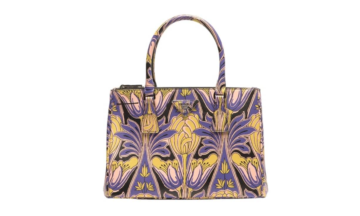 Blickfang: Prada Eine willkommene Abwechslung zum schlichten Business-Look ist diese Tasche aus Saffiano-Leder. Sie hat abnehmbare und verstellbare Schulterriemen, Stahlbeschläge und Logo mit Metall-Schriftzug. Preis 2250 Franken