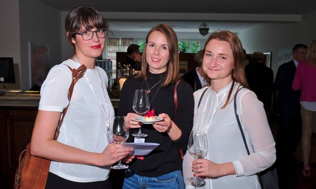 Hanna Blumenrath, Creation, Serviceplan Suisse AG;
Roxana Hudson, Beraterin, Serviceplan Suisse AG;
Sonia Ducu, Beraterin, Serviceplan Suisse AG