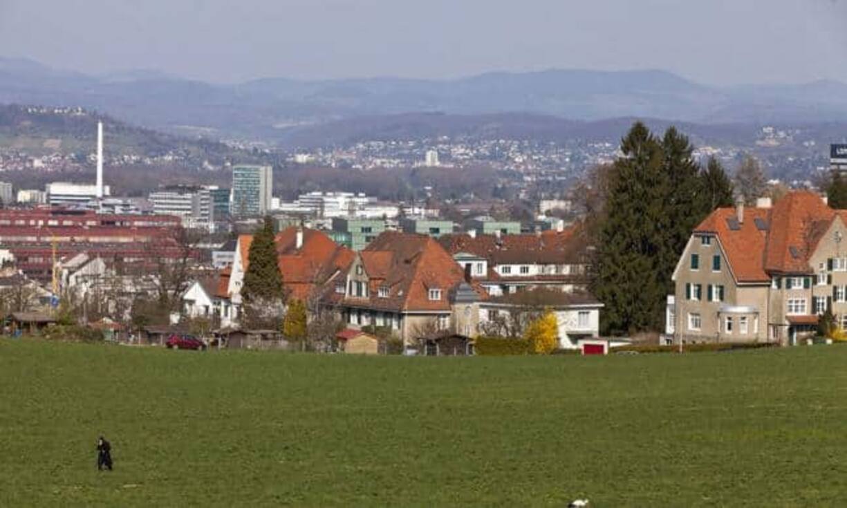 ...in Locarno (LU), Küsnacht (ZH) und Riehen (BS). Gegenüber dem Eigentümer sind in diesen Ortschaften Einsparungen von rund 14 Prozent möglich.Bilder: Keystone
