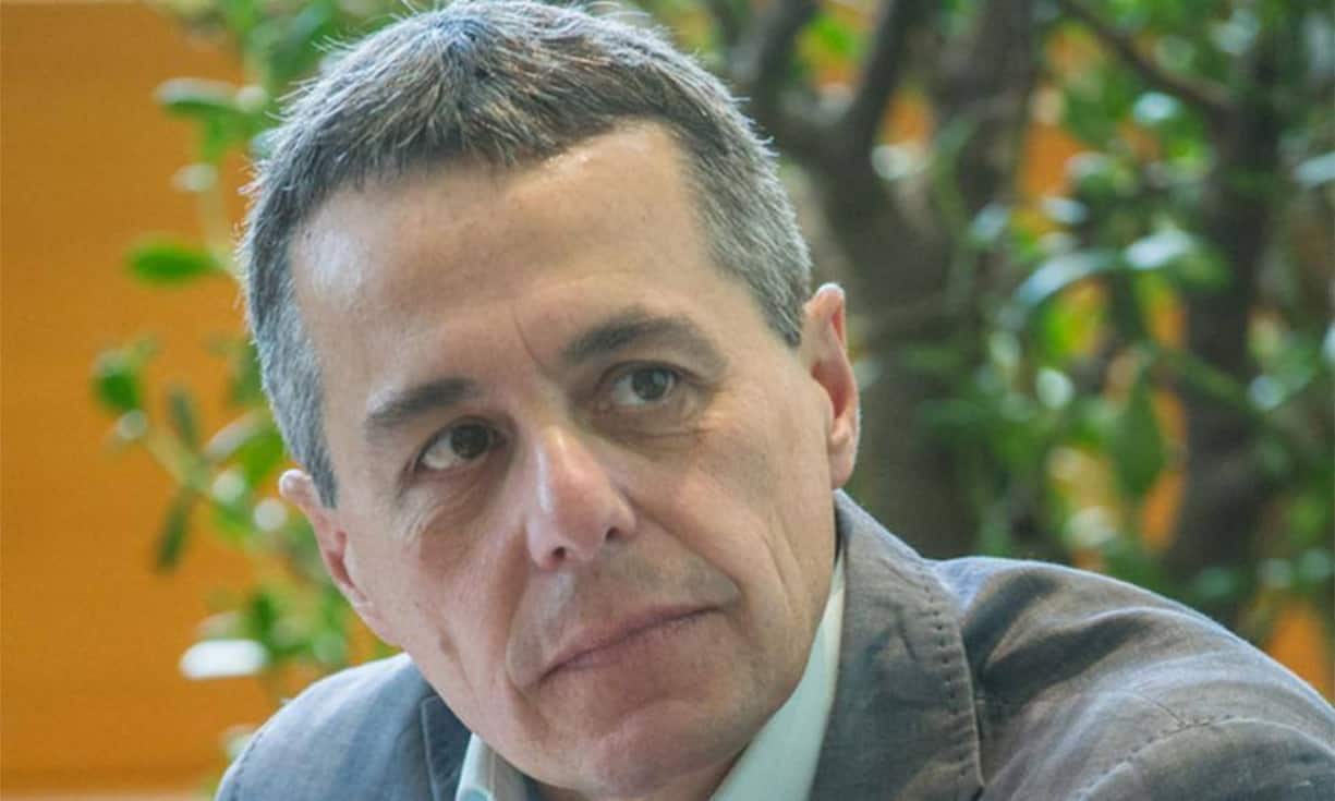 Ignazio Cassis ist der Kandidat der Tessiner FDP im Rennen um die Nachfolge von Bundesrat Didier Burkhalter. Die Parteibasis sicherte ihm bei einer ausserordentlichen Versammlung ihre Unterstützung zu.