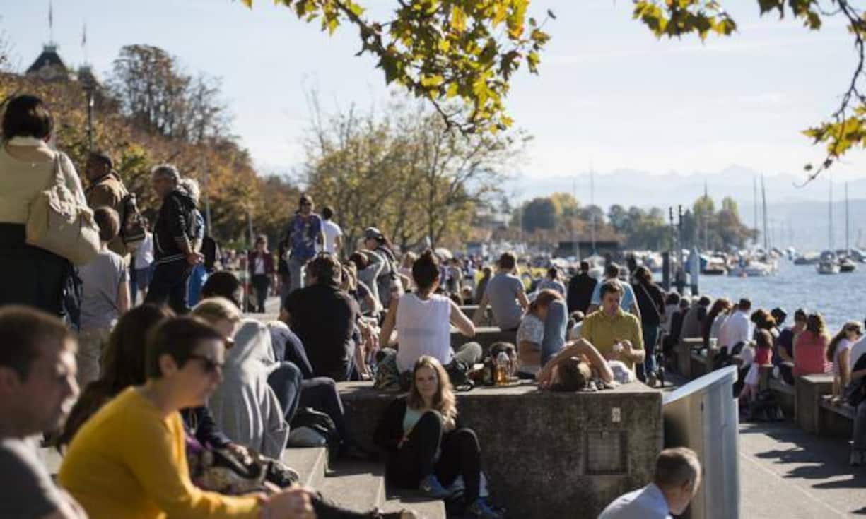Über die Hälfte der Schweizerinnen und Schweizer möchte am liebsten im Stadtzentrum oder am Stadtrand leben. Zählt man die Agglomeration hinzu, wollen sieben von zehn Schweizern in einem städtischen Umfeld wohnen.