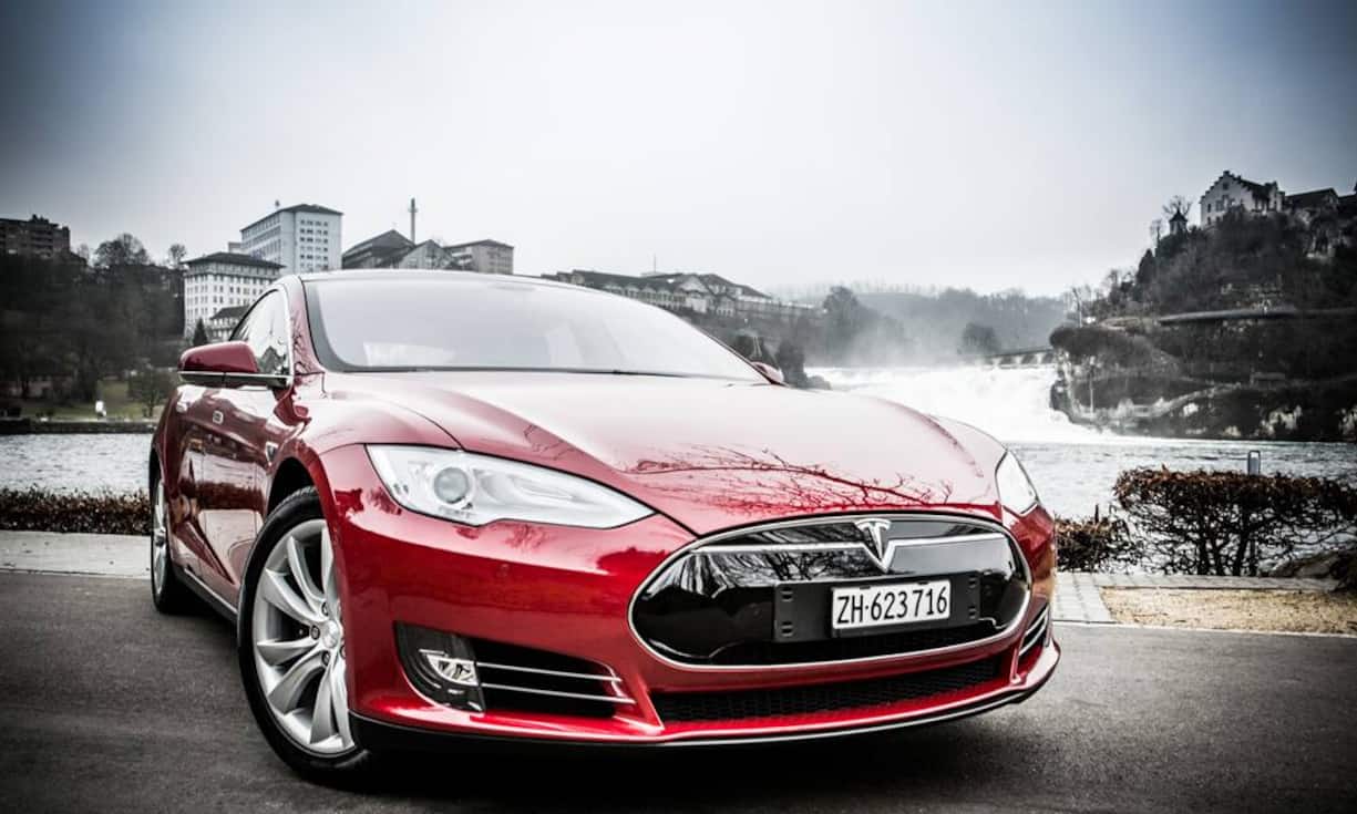 Um möglichst stromsparend zu fahren, ist eine Geschwindigkeit von 90 bis 110 km/h empfohlen. Mit dem Boliden ist cruisen statt bolzen angesagt. Auf der Autobahn hat der Amerikaner jedoch gegen alle einen Stich.