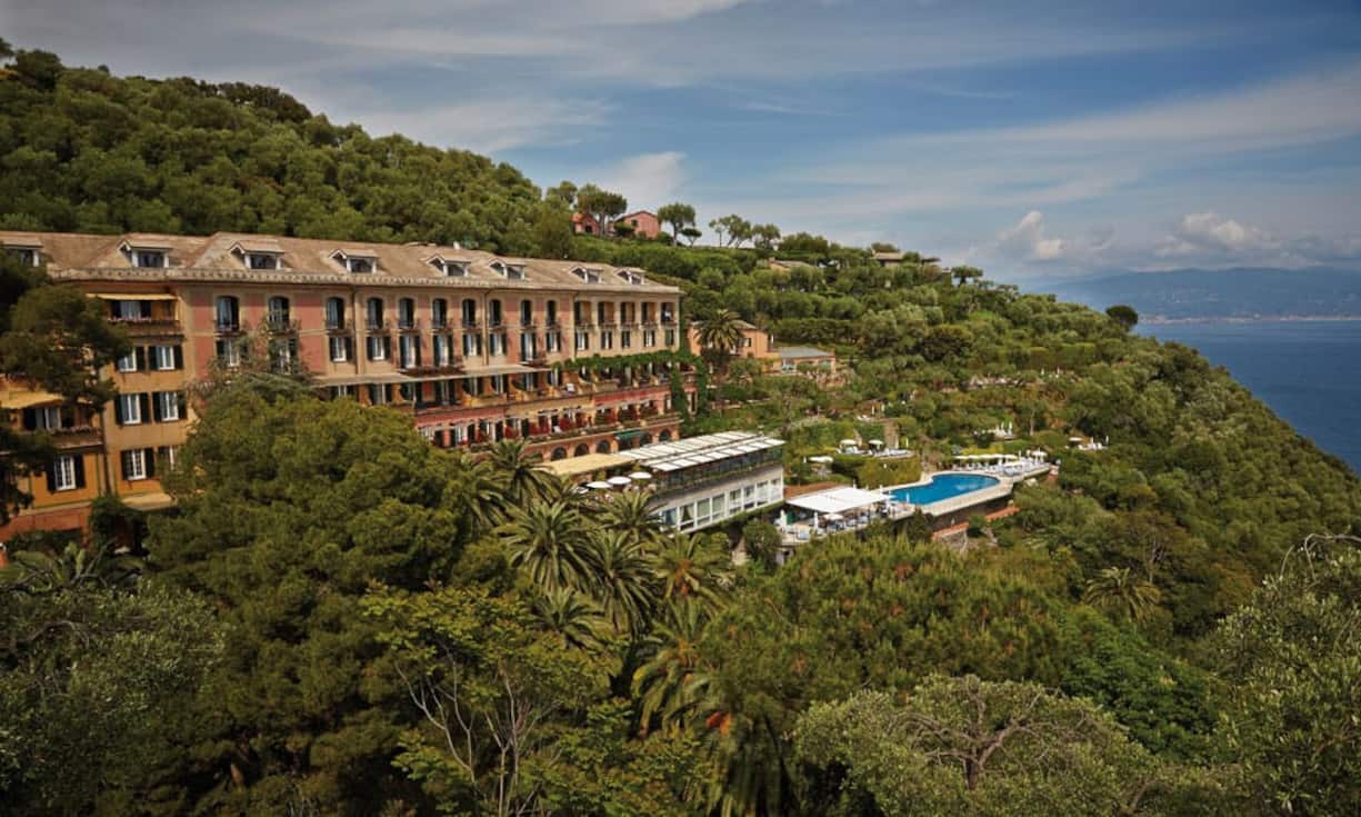 Platz 3: Hotel Splendido, Portofino.Im Hotel Splendido in Portofino, das zwölf Ränge gutmachen konnte, ist alles von einer Aura der guten Laune ergriffen. Den Mitarbeitern gelingt es, sich auf jeden einzelnen Gast individuell einzustellen, obwohl es keine Vorzugsbehandlung gibt. Die zahlreich vertretenen Promis lieben das, denn es bedeutet im Umkehrschluss, dass man sie in Ruhe lässt.Bild: Belmond