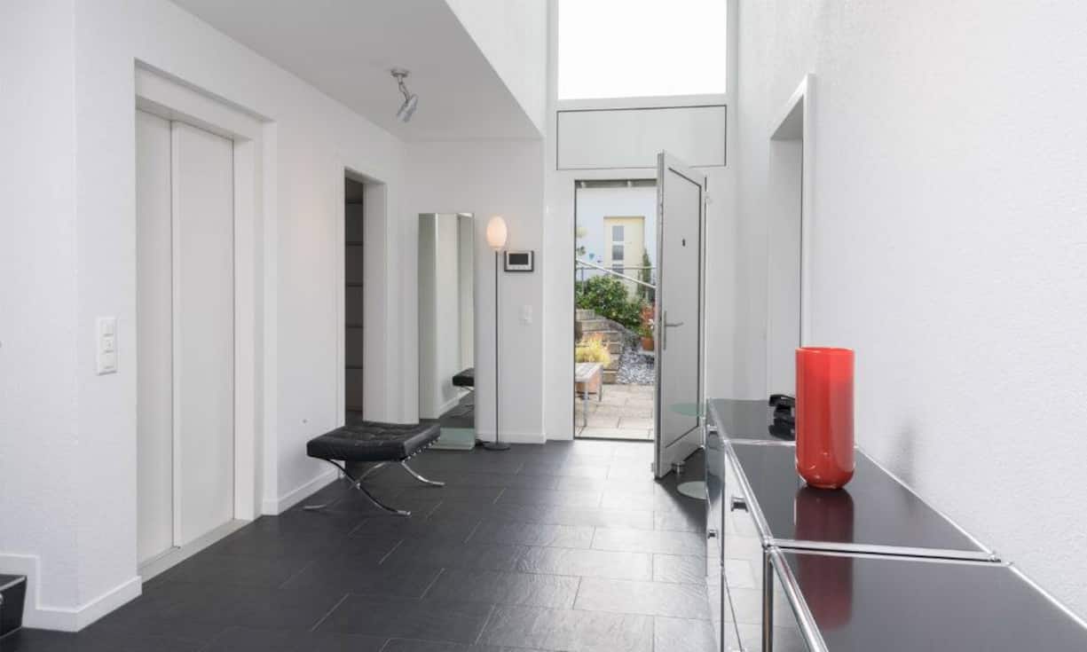 Im unterem Stockwerk befindet sich ein grosser Mehrzweckraum samt angrenzendem Bad mit WC und Dusche.