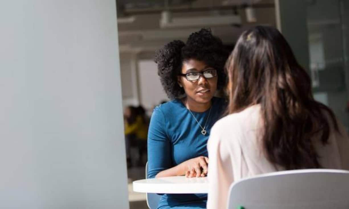 Tipp 2: In der Schweiz redet man nicht gerne über Saläre. Um sich zu orientieren, lohnt es sich, mit Kollegen, die auf derselben Stufe sind und eine ähnliche Ausbildung haben, über das Thema zu sprechen. Das gibt einem eine Orientierung und bringt Transparenz für die Lohnverhandlung.