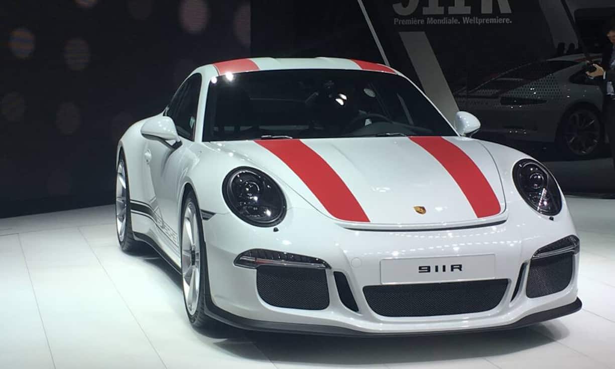 Auch der neue Porsche 911 R feiert in Genf Premiere: Der puristische Sportwagen hat 500 PS, von 0 auf 100 km/h geht es in 3,8 Sekunden und erst bei 323 Kilometern in der Stunde ist Schluss. Die markanteste Neuerung der neuen Modell-Generation des Porsche Boxster ist der Motor: Der 16-Zylinder-Boxer hat ausgedient und wird durch ein 4-Zylinder-Pendant ersetzt.