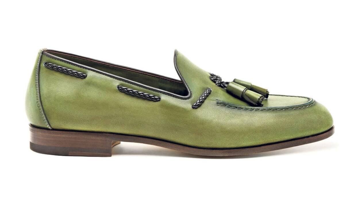 Santoni: Die grünen, nahezu komplett in Handarbeit gefertigten Mokassins von Santoni haben eine elegante Silhouette. Die Farbe wird in unterschiedlichen Schichten aufgetragen, sodass jedes Paar einen individuellen Charakter erhält. Preis 606 Franken