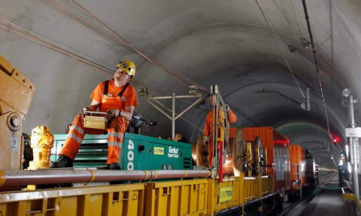 Die beiden einspurigen Röhren des Basistunnels sind alle 325 Meter durch Querschläge verbunden. Insgesamt beträgt die Gesamtlänge aller Röhren, inklusive Sicherheits-, Lüftungs- und Querstollen, 152 Kilometer.