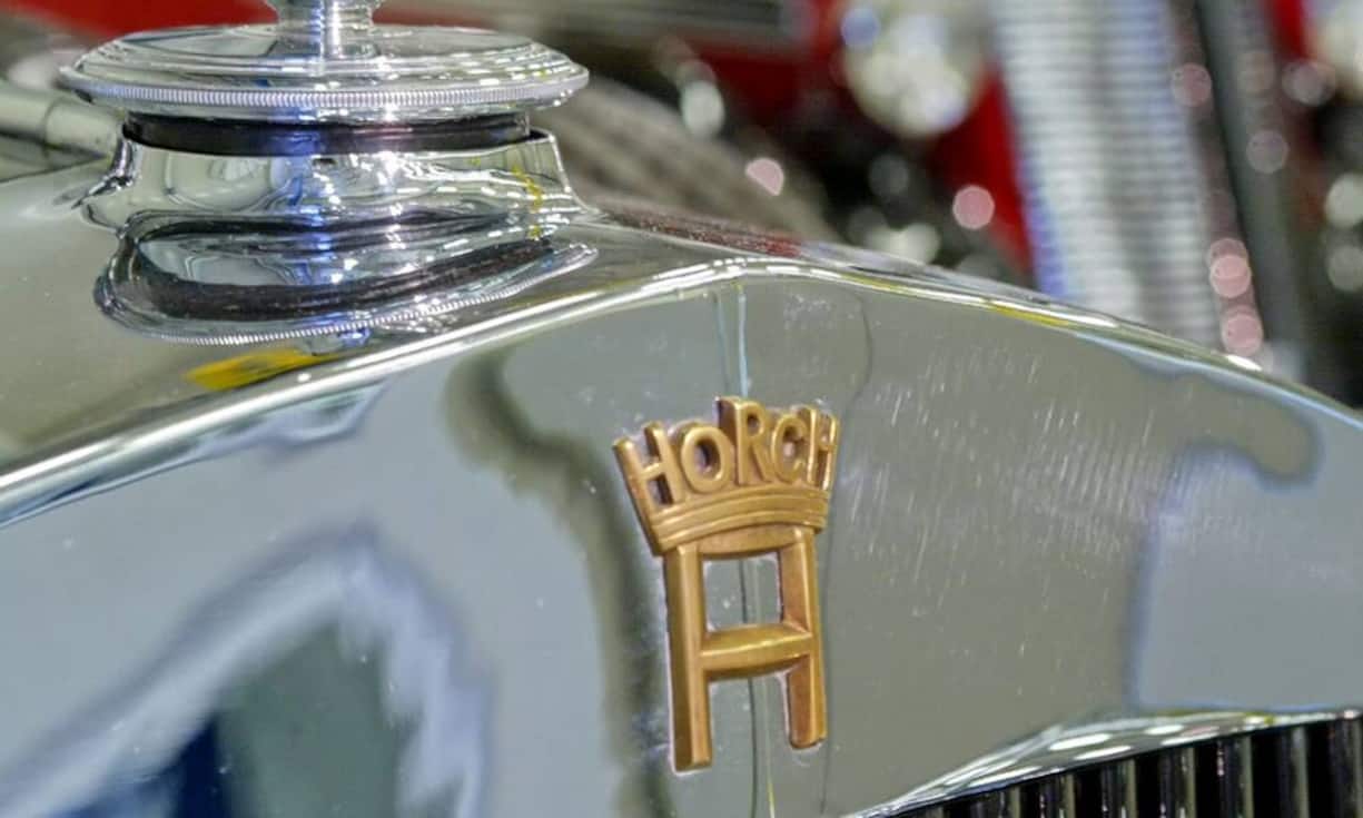 Kühlerfigur und Firmenlogo an einem Horch 850 Pullmann-Cabriolet von 1936.