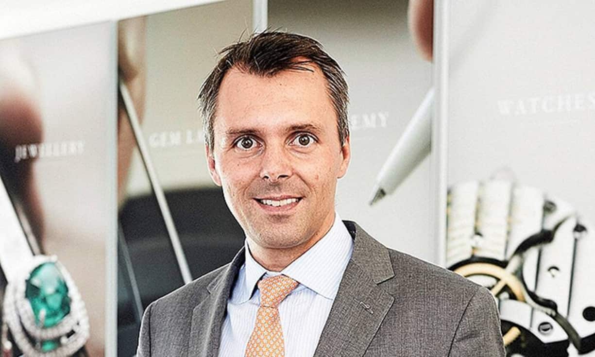 Raphael GübelinCEO GübelinNach wie vor ist der Abgang vieler Swatch-Group-Uhrenmarken aus den Regalen seiner Boutiquen nicht kompensiert. Doch Gübelin gibt alles: Kürzlich wurde in Lugano eine neue Boutique eröffnet, eine Partnerschaft mit der Richemont-Marke Roger Dubuis ist aufgegleist, und das Kursangebot für Kunden wird ausgebaut.