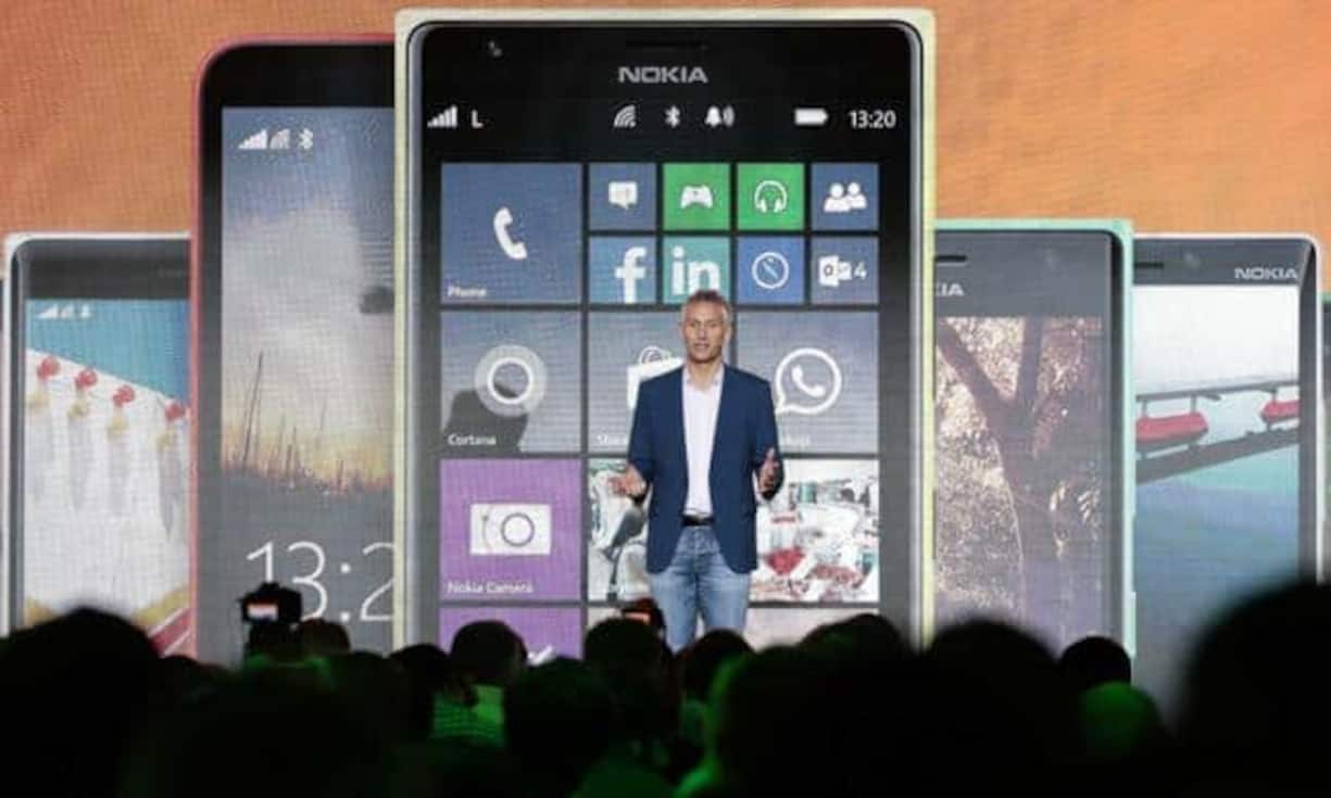 Chris Weber, der Unternehmens Vizepräsident von Mobilsparte bei Microsoft, stellt die neuen Nokia Lumia 730, 735 und 830. Das Lumia 830 ist ein Kamera-Smartphone mit 10-Megapixelkamera und Bildstabilisator.