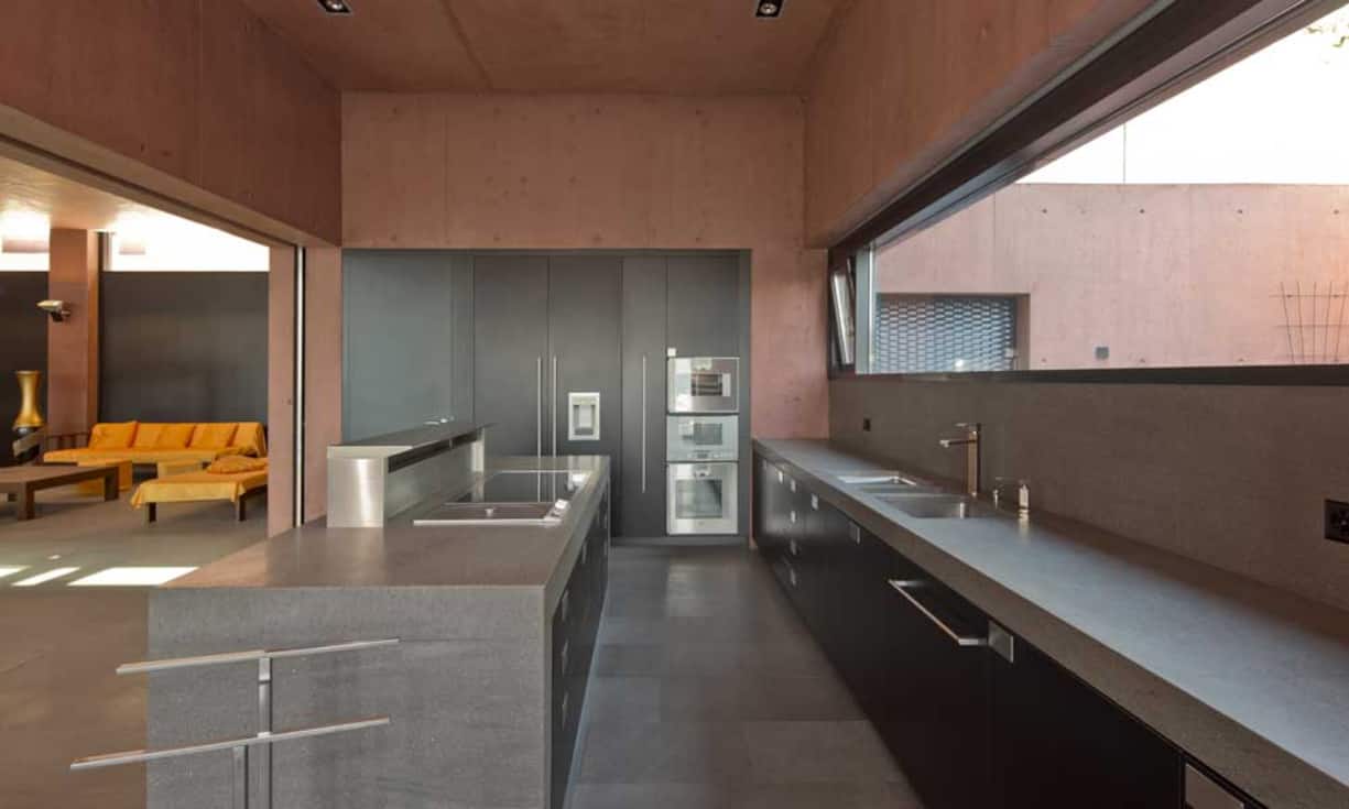 Die Küche zusammen mit dem Wohn-Essbereich verteilt sich auf grosszügigen 265 Quadratmetern.