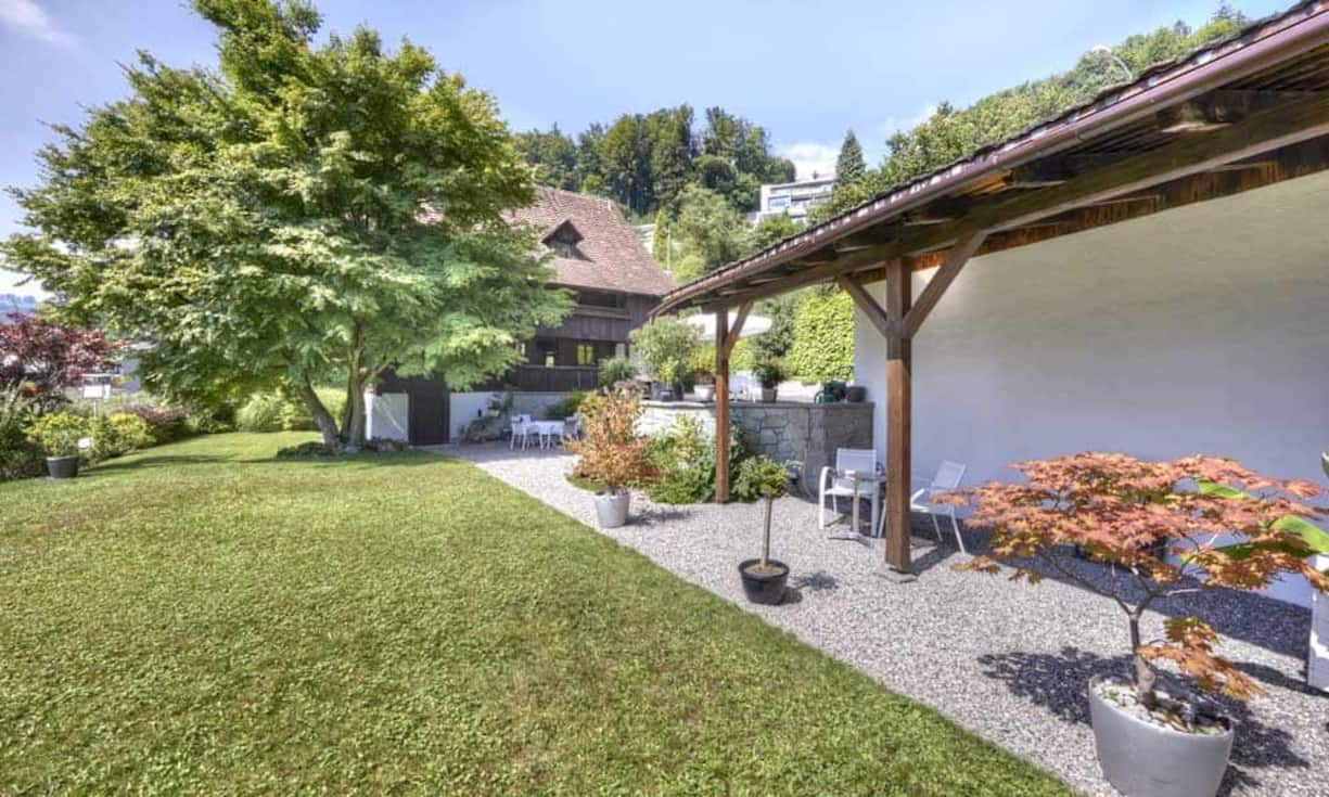 Auf einer Wohnfläche von 240 Quadratmetern verteilen sich acht Zimmer darunter fünf Schlafzimmer und zwei Badezimmer.