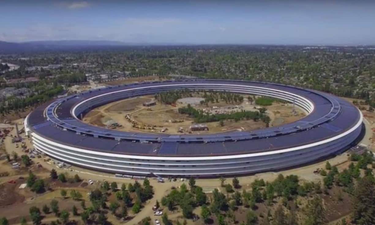 Der Apple Park (früher Apple Campus 2) im Mai 2017. Die ersten Mitarbeiter haben das riesige Gebäude bereits bezogen, doch es wird weiter fleissig gebaut.Youtube/Matthew Roberts
