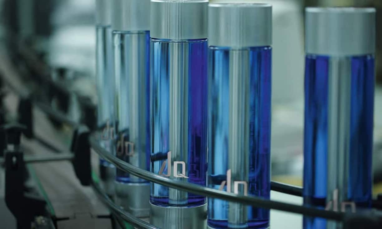 ... Aluminiumstange in der Mitte sorgt dafür, dass der Wodka kühl bleibt.