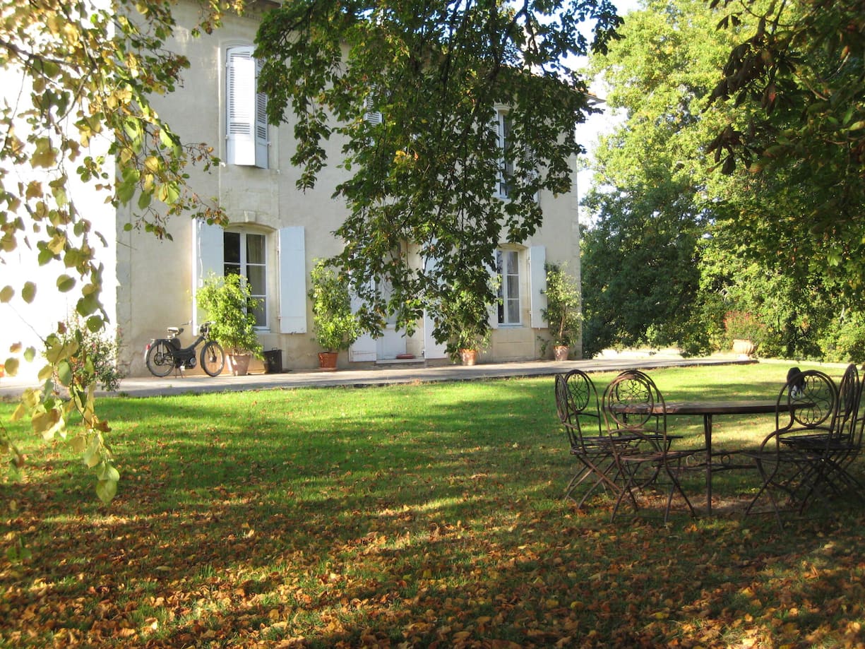 Die Idylle trügt. Klassische Bordeaux-Weine tun sich schwer. Auf Château de Fontenille sucht man neue Wege.