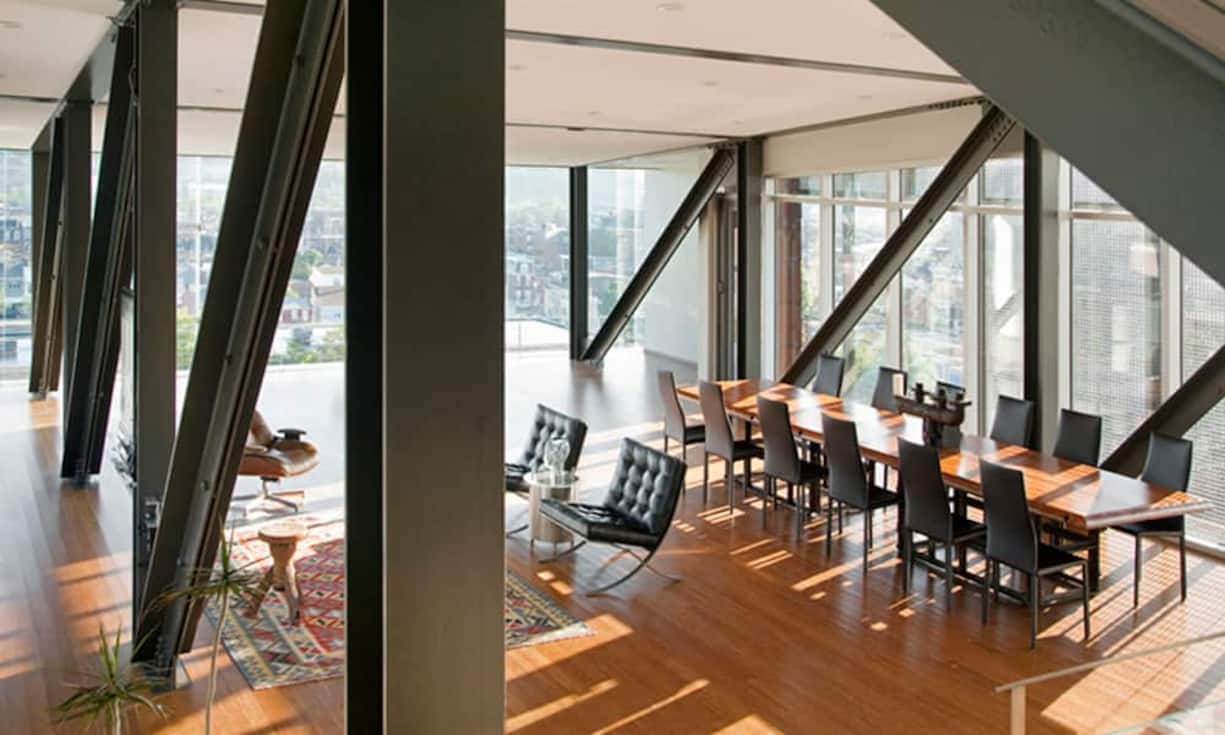 … dank des Materialmixes, den Fensterfronten und der Höhe des Raumes einen «loftigen Touch». (Bilder: Fisherarch)