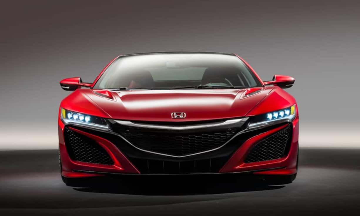Alternativsportler: Honda NSXZwölf Jahre dauerte es, bis der NSX-Nachfolger fertig war. Im September kommt endlich der 4,47 Meter lange Mittelmotor-Zweisitzer mit Vollhybrid-Antrieb. Die Kombination aus 3,8-Liter-V6-Biturbo-Benziner und drei E-Motoren ermöglicht rund 580 PS; die Vmax beträgt 335 km/h, der Spurt auf Tempo 100 soll keine drei Sekunden dauern. Composite-Bauweise und Neunstufen-Doppelkupplung steigern die Attraktion; das Allrad-Auto wird rund 200'000 Franken kosten.