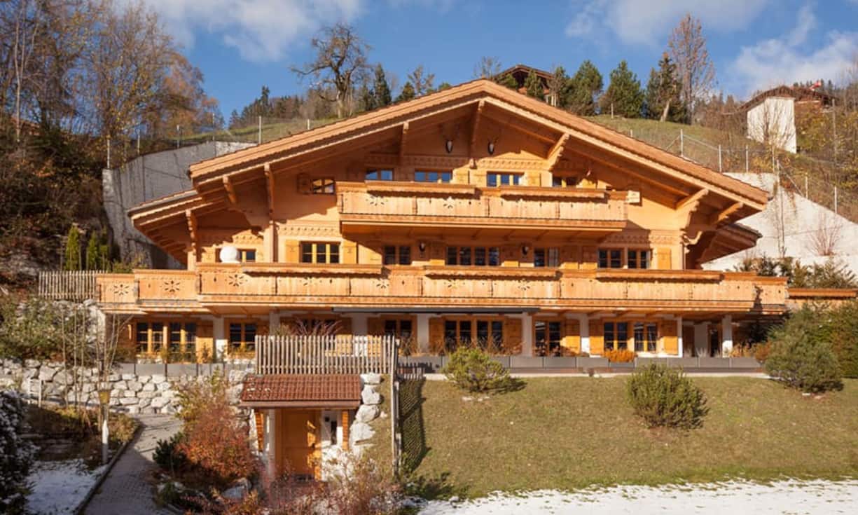 Das Chalet erreicht man nach einem kurzen Spaziergang von ungefähr 10 Minuten von Gstaad-Dorf aus.