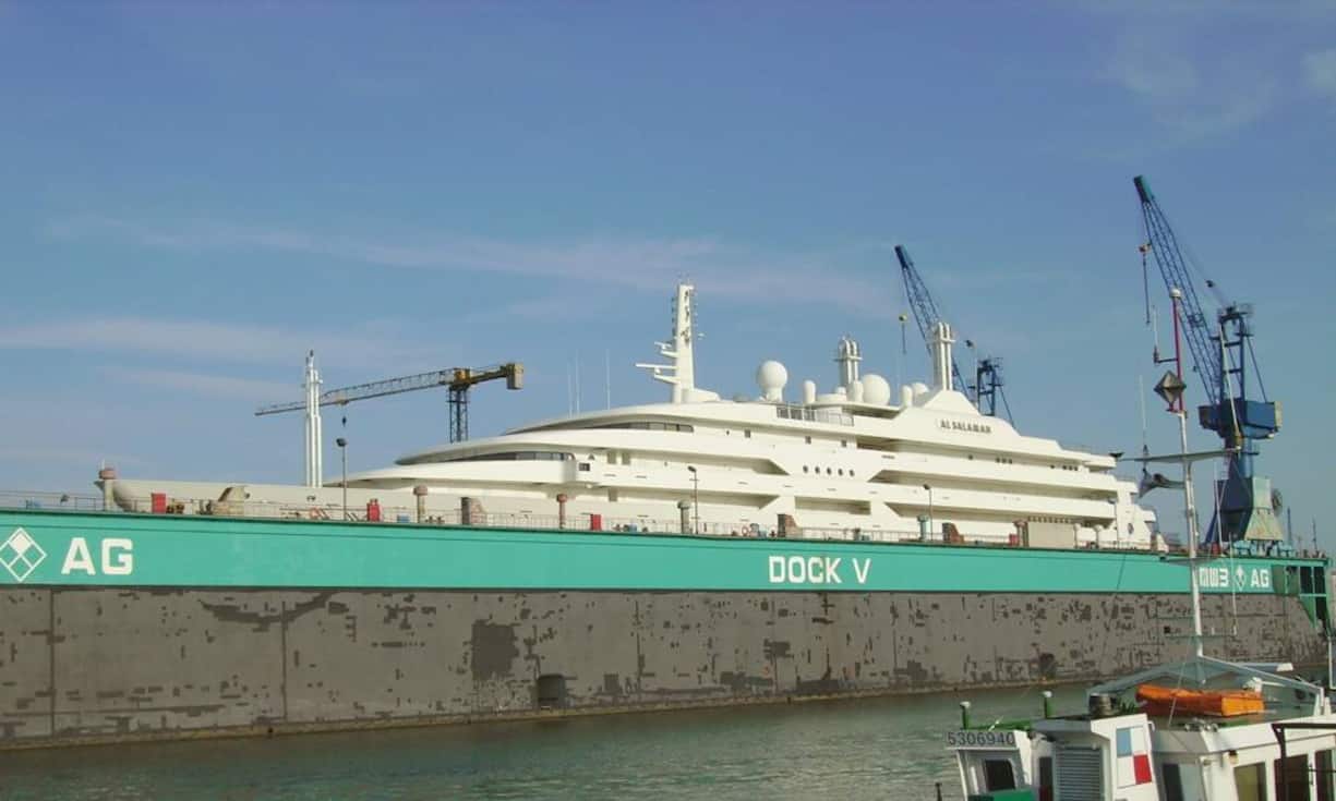 Platz 10: Al Salamah — 139 Meter 1999 wurde die Jacht unter absoluter Geheimhaltung mit dem Codenamen «Mipos» — Mission Possible — in Deutschland gebaut. Grund dafür war der Auftraggeber: Kronprinz bin Abdul-Aziz, Halbbruder des saudischen Königs und einer der grössten Waffenhändler der Welt. Garitzko/Wikimedia/CC