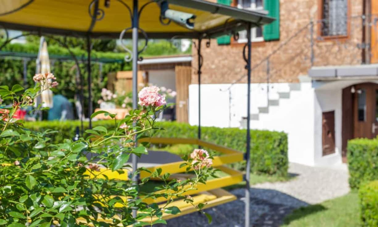 Die Gartenanlage verfügt über einen Sodbrunnen, einen Gartenpavillon, eine abschliessbaren Gartenlaube und Zugang zum Atelier mit Partyküche. Preis: 3'950'000
Quelle und Bilder: Engel & Völkers